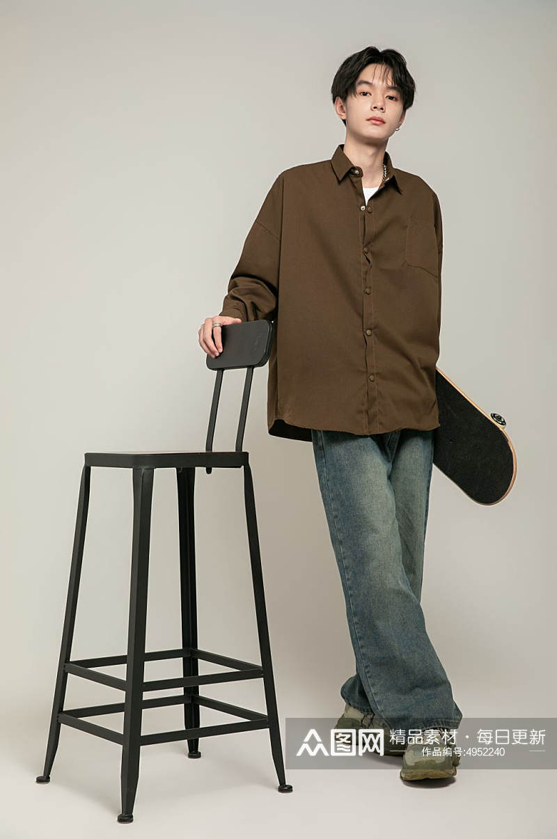 高脚椅时尚棕色夏季衬衫男生人物摄影图片素材