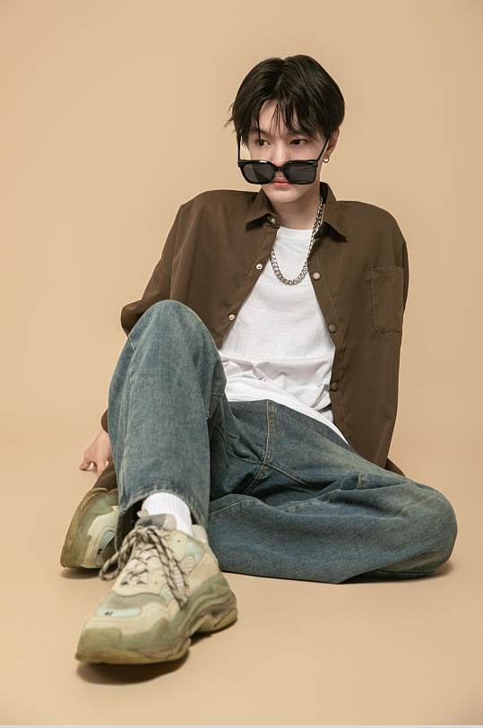 时尚棕色夏季衬衫男生坐姿人物摄影图片-众图网