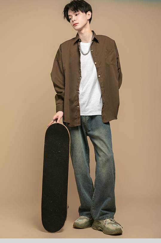 滑板时尚棕色夏季衬衫男生坐姿人物摄影图片