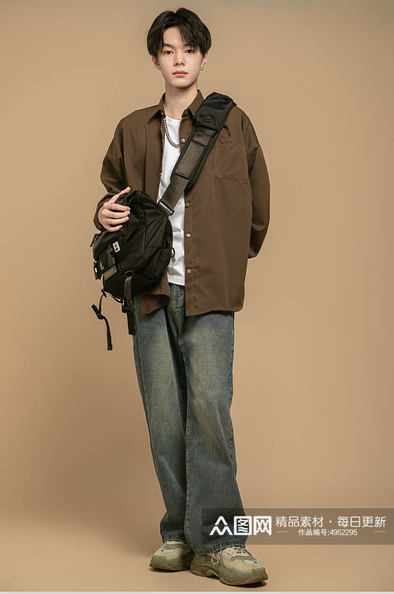 时尚棕色夏季衬衫男生坐姿人物摄影图片素材