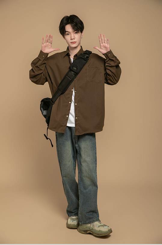 时尚棕色夏季衬衫男生坐姿人物摄影图片-众图网