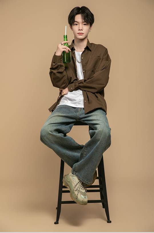 高脚椅时尚棕色夏季衬衫男生人物摄影图片-众图网