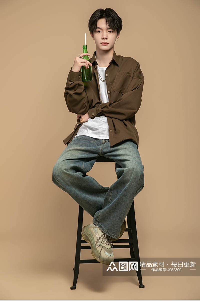 高脚椅时尚棕色夏季衬衫男生人物摄影图片素材