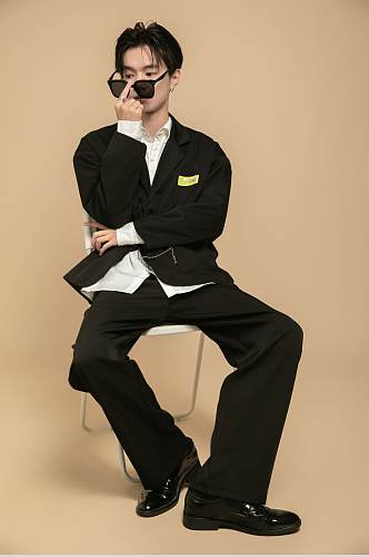 时尚原宿风链条设计西装男生人物摄影图片