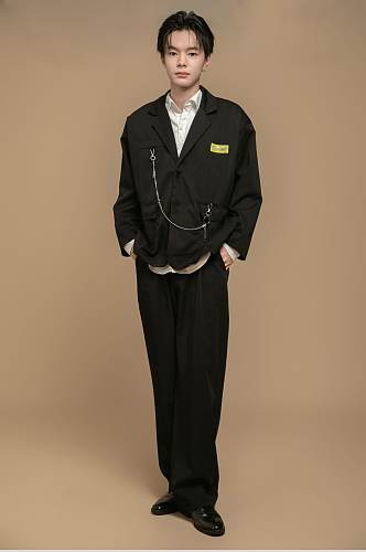 时尚原宿风链条设计西装男生人物摄影图片