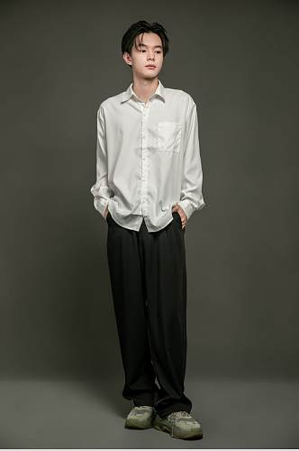 白色长袖休闲衬衫时尚男生人物摄影图片