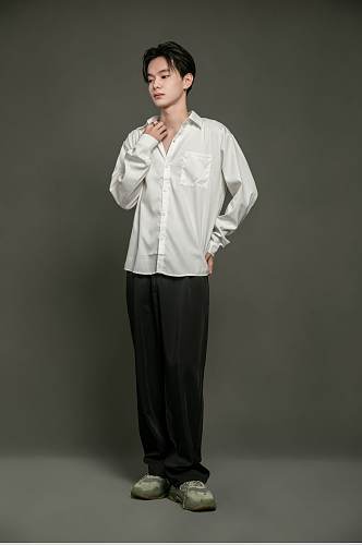 白色长袖休闲衬衫时尚男生人物摄影图片