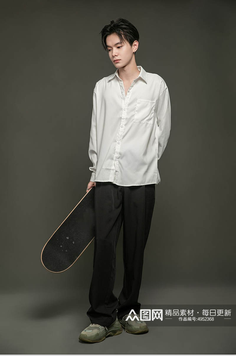 白色长袖休闲衬衫时尚男生人物摄影图片素材