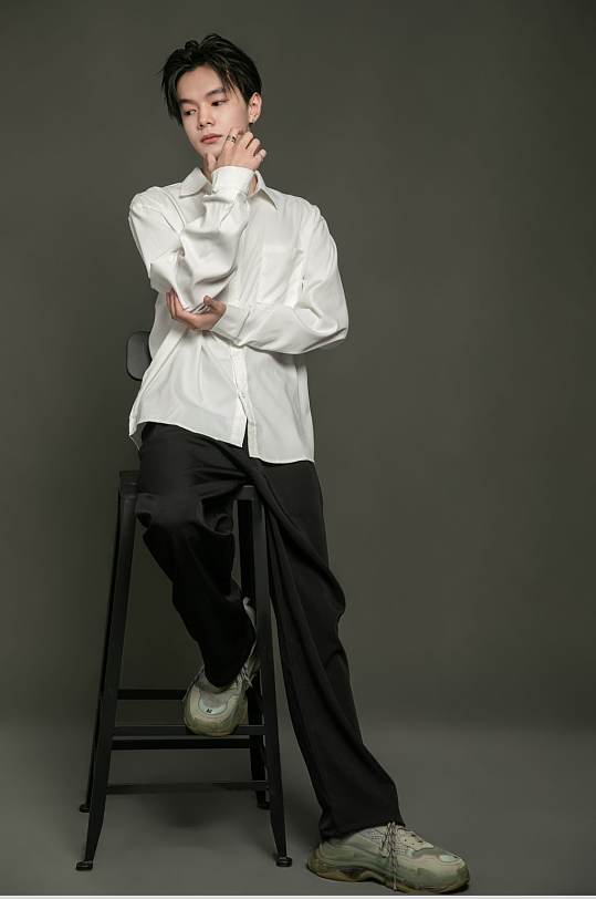 白色长袖休闲衬衫时尚男生人物摄影图片-众图网