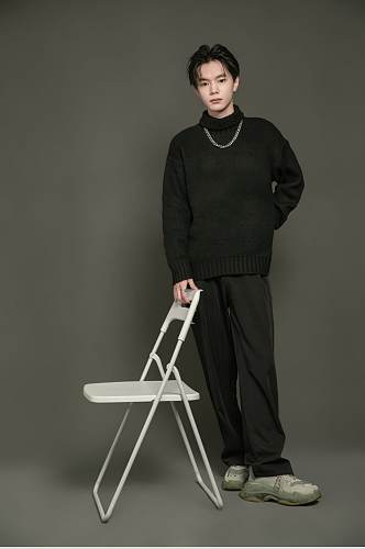 时尚高领纯色黑色毛衣男生人物摄影图片