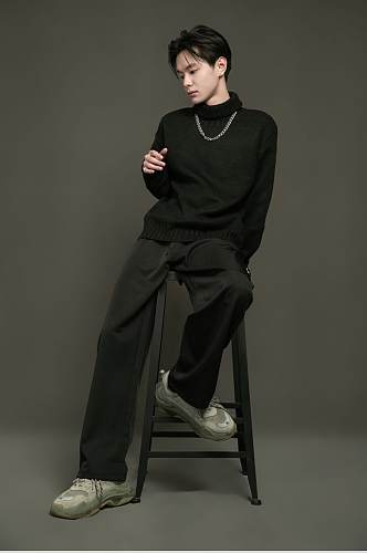 时尚高领纯色黑色毛衣男生人物摄影图片