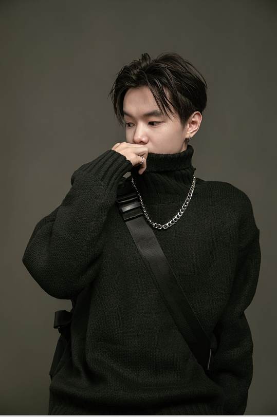 时尚高领纯色黑色毛衣男生人物摄影图片-众图网