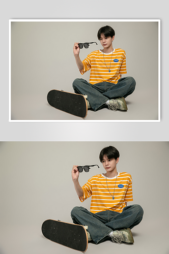 时尚黄色条纹短袖T恤男生坐姿人物摄影图片
