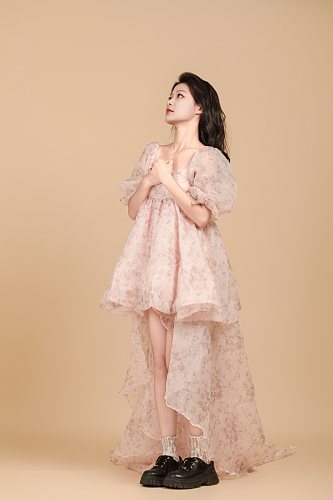 粉色连衣裙时尚女性人物图片