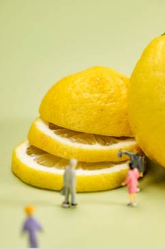 创意微缩小人柠檬水果鲜果摄影图片