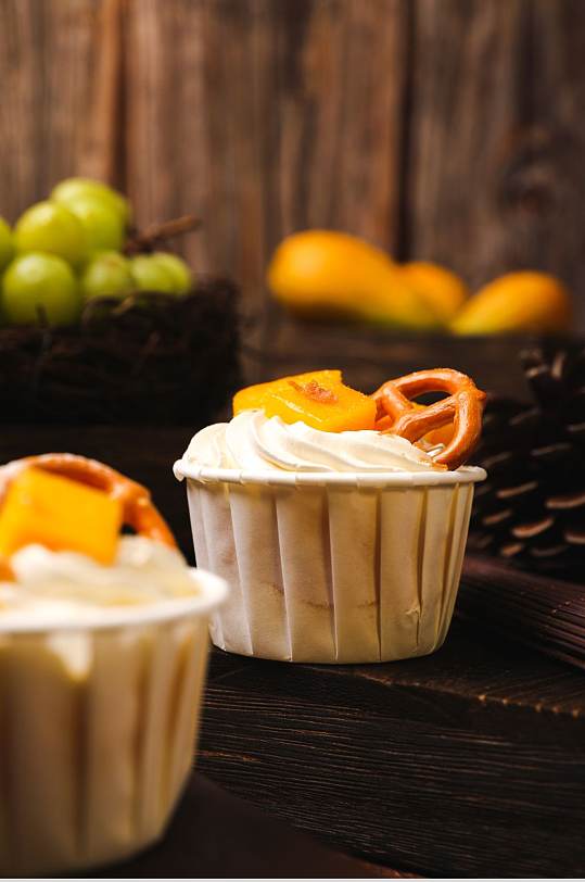 简约美味可口奶油芒果蛋糕甜品美食摄影图片