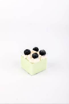 清新美味可口奶油蓝莓蛋糕甜品美食摄影图片