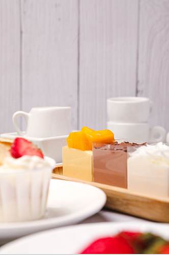 清新芒果巧克力酸奶蛋糕甜品美食摄影图片