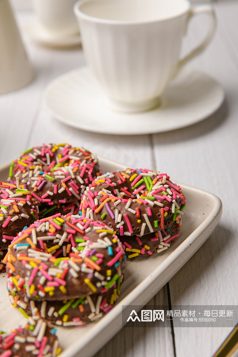 糖豆巧克力酱甜甜圈美食摄影图片素材