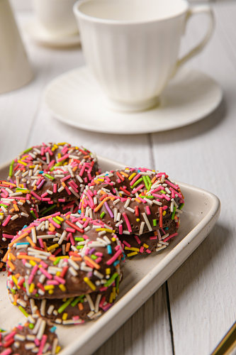 糖豆巧克力酱甜甜圈美食摄影图片