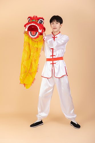 龙年舞狮练武男生人物摄影图片