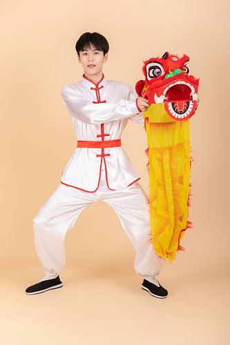 龙年舞狮练武男生人物摄影图片