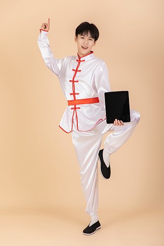 练习中华传统武术练武男生人物摄影图片