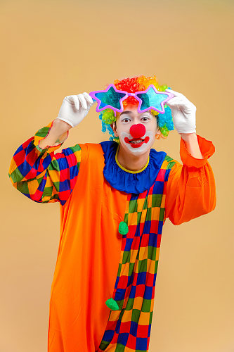 戴墨镜幽默搞笑小丑人物摄影图片