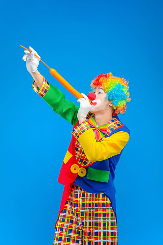 吹气球幽默搞笑小丑人物摄影图片