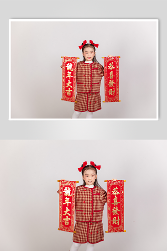 棉袄拿对联龙年新年小朋友人物摄影图片