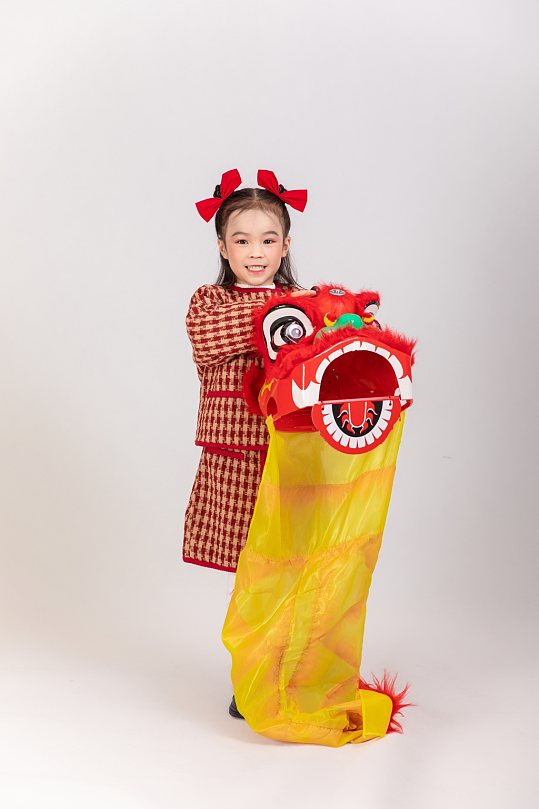棉袄舞狮龙年新年小朋友人物摄影图片-众图网