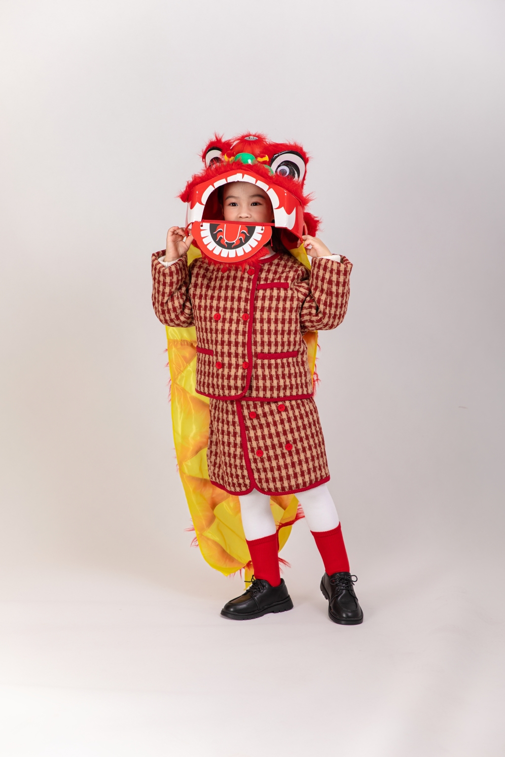 棉袄舞狮龙年新年小朋友人物摄影图片素材