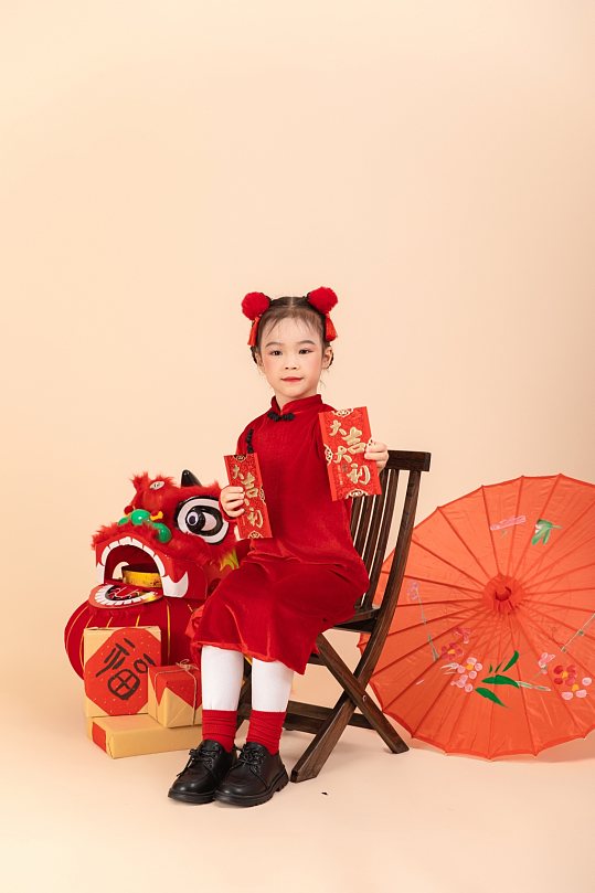 民国风服饰龙年新年小朋友拿红包人物摄影图片-众图网