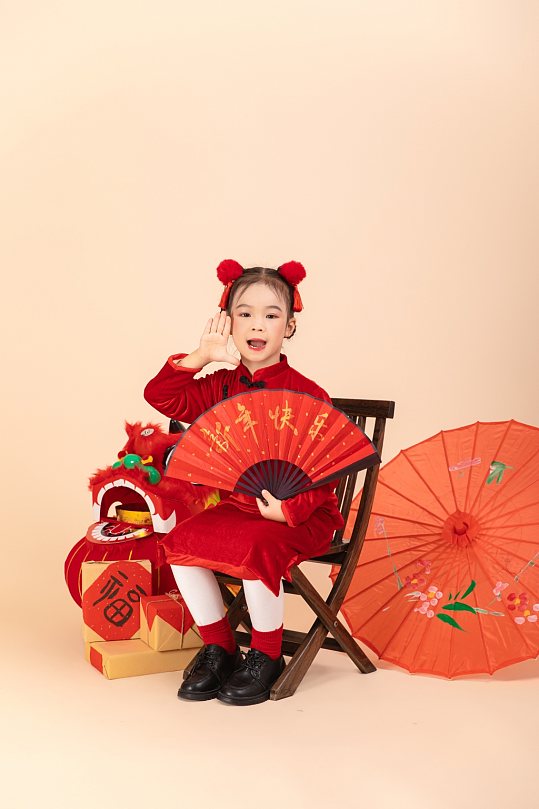 民國(guó)風(fēng)服飾龍年新年小朋友人物攝影圖片