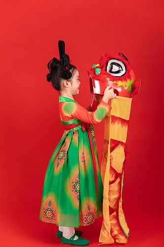 汉服舞狮龙年新年小朋友人物摄影图片