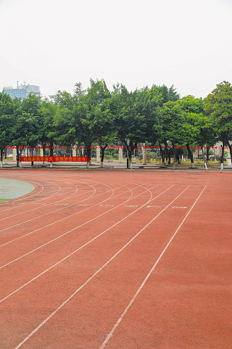 跑道校园建筑风景摄影图