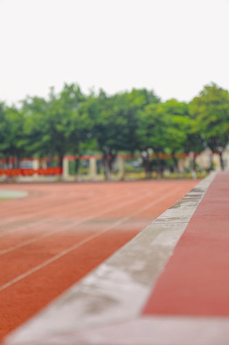 跑道校园建筑风景摄影图