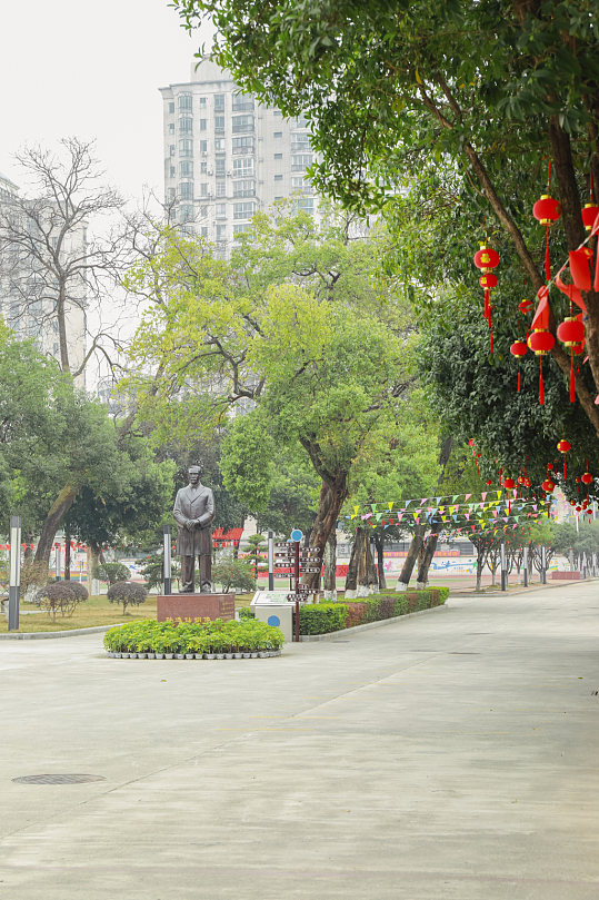 铜像校园建筑风景摄影图