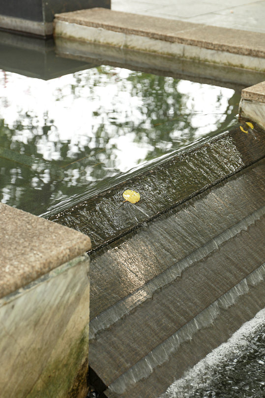 排水系统校园建筑风景摄影图