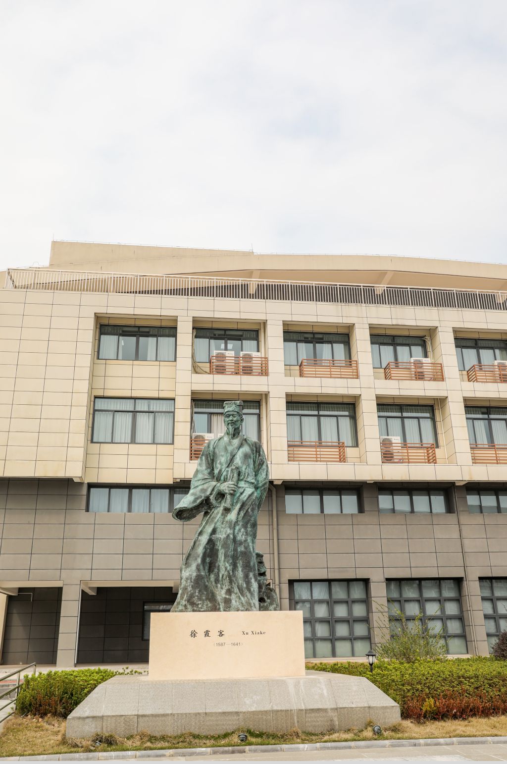 青春校园场景学校徐霞客雕像摄影图片素材