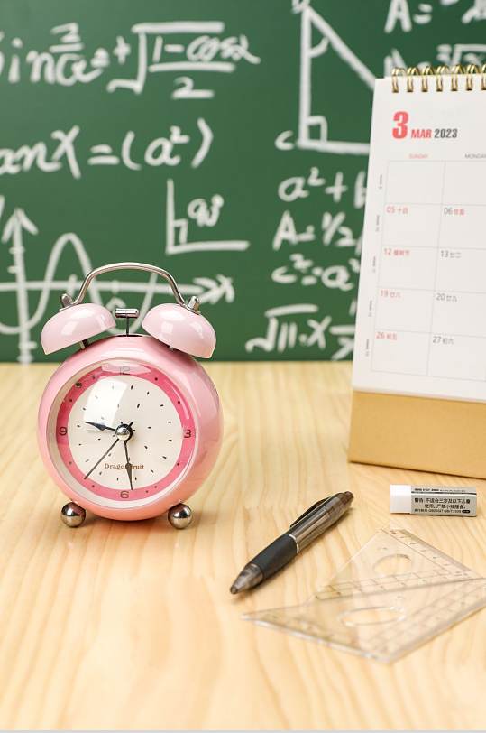 简洁闹钟校园物品摄影图片-众图网