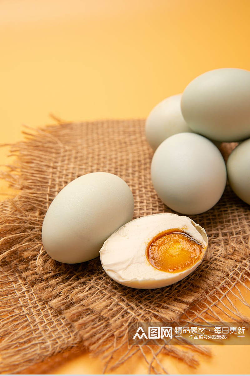 黄色背景咸鸭蛋蛋黄美食食物摄影图片素材