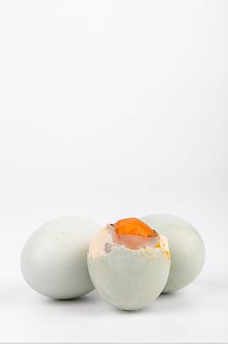白色背景咸鸭蛋蛋黄美食食物摄影图片