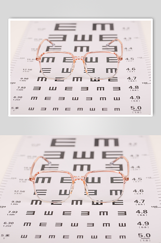 粉色边框眼镜预防近视眼镜配镜摄影图片