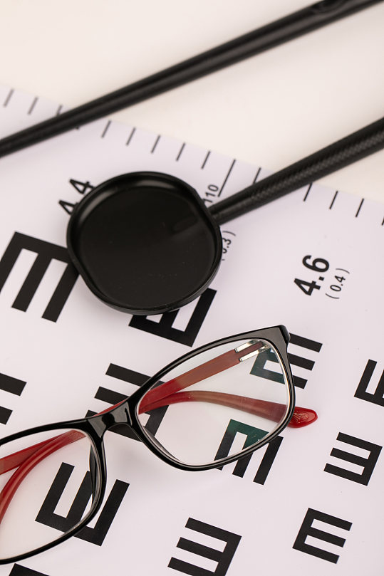 黑红色边框眼镜预防近视眼镜配镜摄影图片
