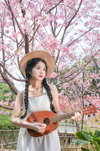 夏日樱花中的白连衣裙少女人物摄影图片