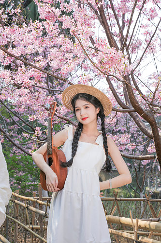 夏日樱花中的白连衣裙少女人物摄影图片