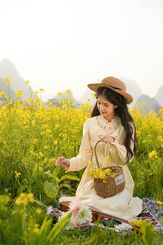 清新女孩身穿裙子油菜花人物摄影图片