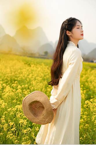 清新女孩身穿裙子油菜花人物摄影图片