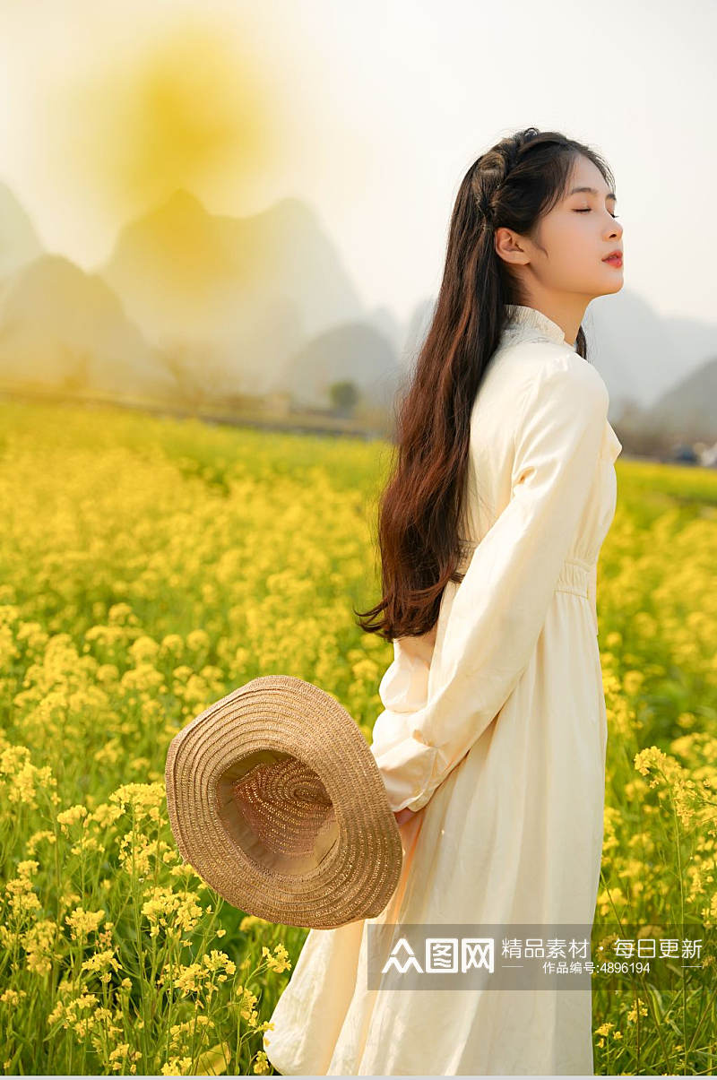 清新女孩身穿裙子油菜花人物摄影图片素材